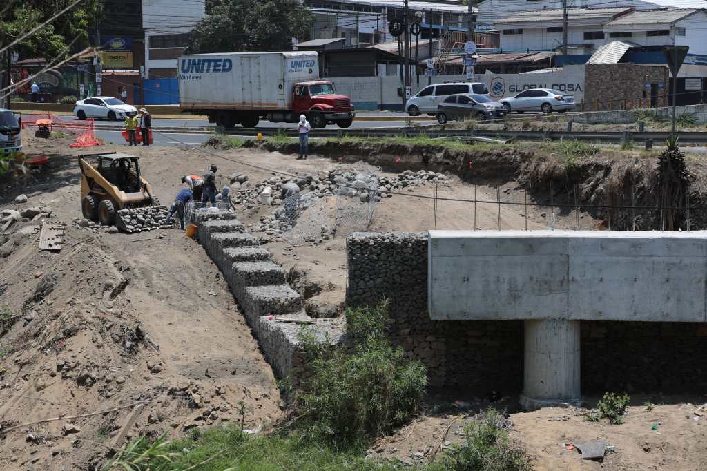 La Unidad Ejecutora de Conservacin Vial -COVIAL-, realiza trabajos en el Puente Villalobos I, donde realiza la construccin de un nuevo puente para sustituir el actual que ha sufrido daos principalmente por las lluvias. El puente se encuentra ubicado en el kilmetro 12.5 de la ruta hacia el Pacfico. El puente tambin sirve de paso para los automovilistas que buscan incorporarse hacia la ruta hacia el Bulevar Sur, zona 8 de Mixco. En imagen, as avanzan los trabajos de construccin del nuevo puente, se observan los cimientos.