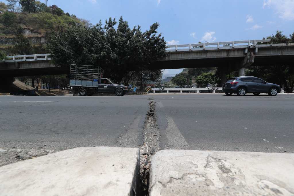 La Unidad Ejecutora de Conservacin Vial -COVIAL-, realiza trabajos en el Puente Villalobos I, donde realiza la construccin de un nuevo puente para sustituir el actual que ha sufrido daos principalmente por las lluvias. El puente se encuentra ubicado en el kilmetro 12.5 de la ruta hacia el Pacfico. El puente tambin sirve de paso para los automovilistas que buscan incorporarse hacia la ruta hacia el Bulevar Sur, zona 8 de Mixco. En imagen, la estructura del puente Villalobos en direccin hacia el norte tambin presenta daos y se observa un leve hundimiento.