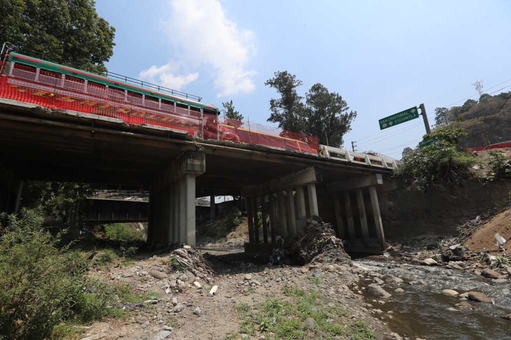 La Unidad Ejecutora de Conservacin Vial -COVIAL-, realiza trabajos en el Puente Villalobos I, donde realiza la construccin de un nuevo puente para sustituir el actual que ha sufrido daos principalmente por las lluvias. El puente se encuentra ubicado en el kilmetro 12.5 de la ruta hacia el Pacfico. El puente tambin sirve de paso para los automovilistas que buscan incorporarse hacia la ruta hacia el Bulevar Sur, zona 8 de Mixco. En imagen, as luce el puente Villalobos I, las bases y parte de la baranda del puente presentan daos en su estructura.