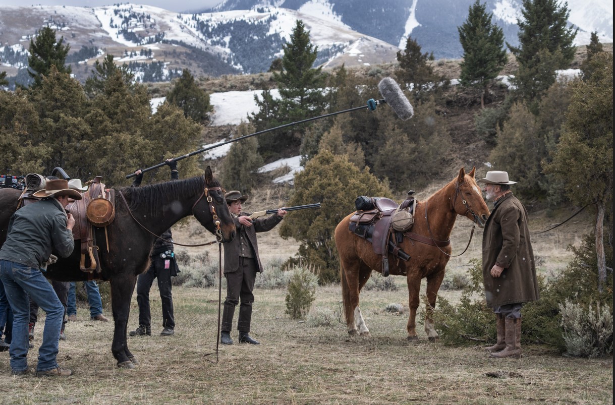 Patrick Scott McDermott, un actor que reemplazó a otro, apunta con una réplica de rifle a Alec Baldwin en el set de “Rust” en el Yellowstone Film Ranch en Pray, Montana, el 22 de abril de 2023. (Todd Heisler/The New York Times).