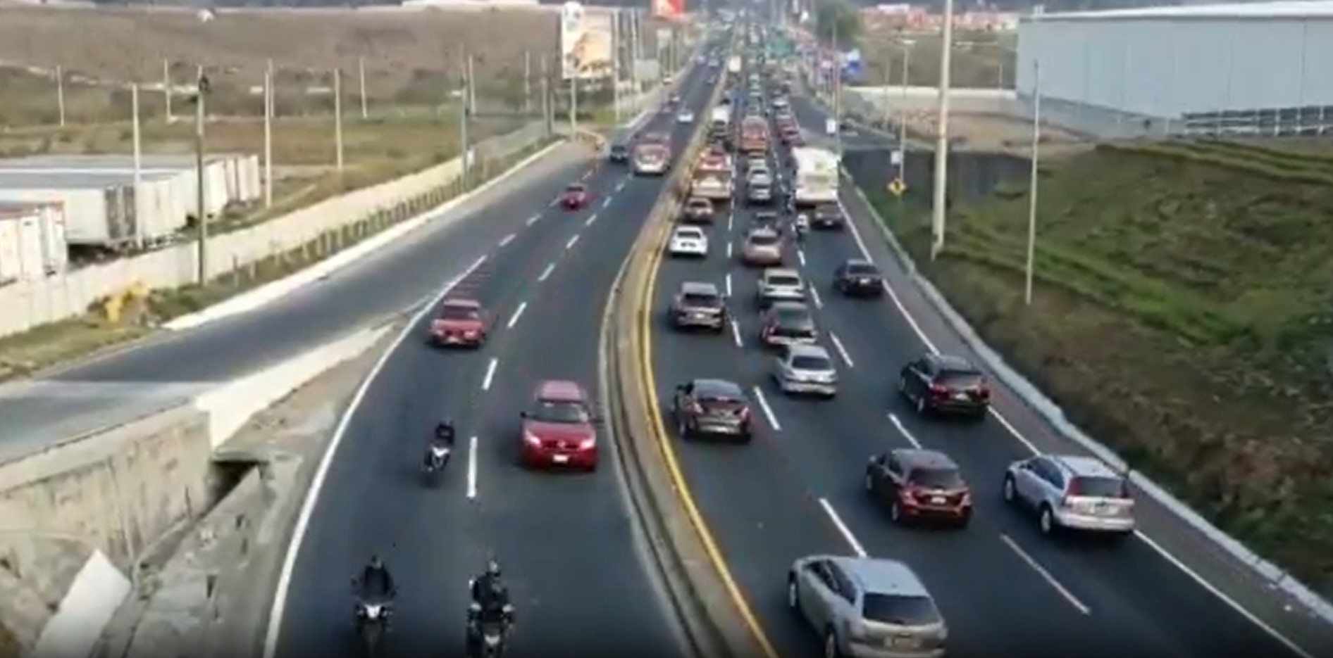 Varios kilómetros de fila se han formado en la ruta al Pacífico por la alta afluencia de veraneantes hacia las playas del sur del país. (Foto Prensa Libre: Twitter PMT de Villa Nueva)