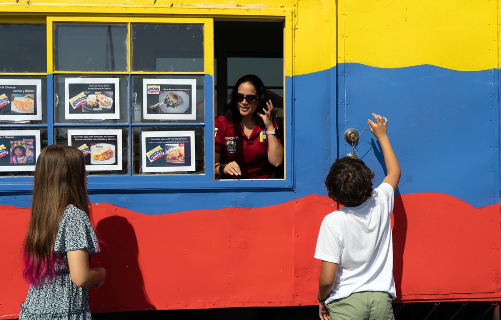 Erika Rojas y sus hijos en su gastroneta en Tallahassee, Florida, el 30 de marzo de 2023. (Malcolm Jackson/The New York Times)