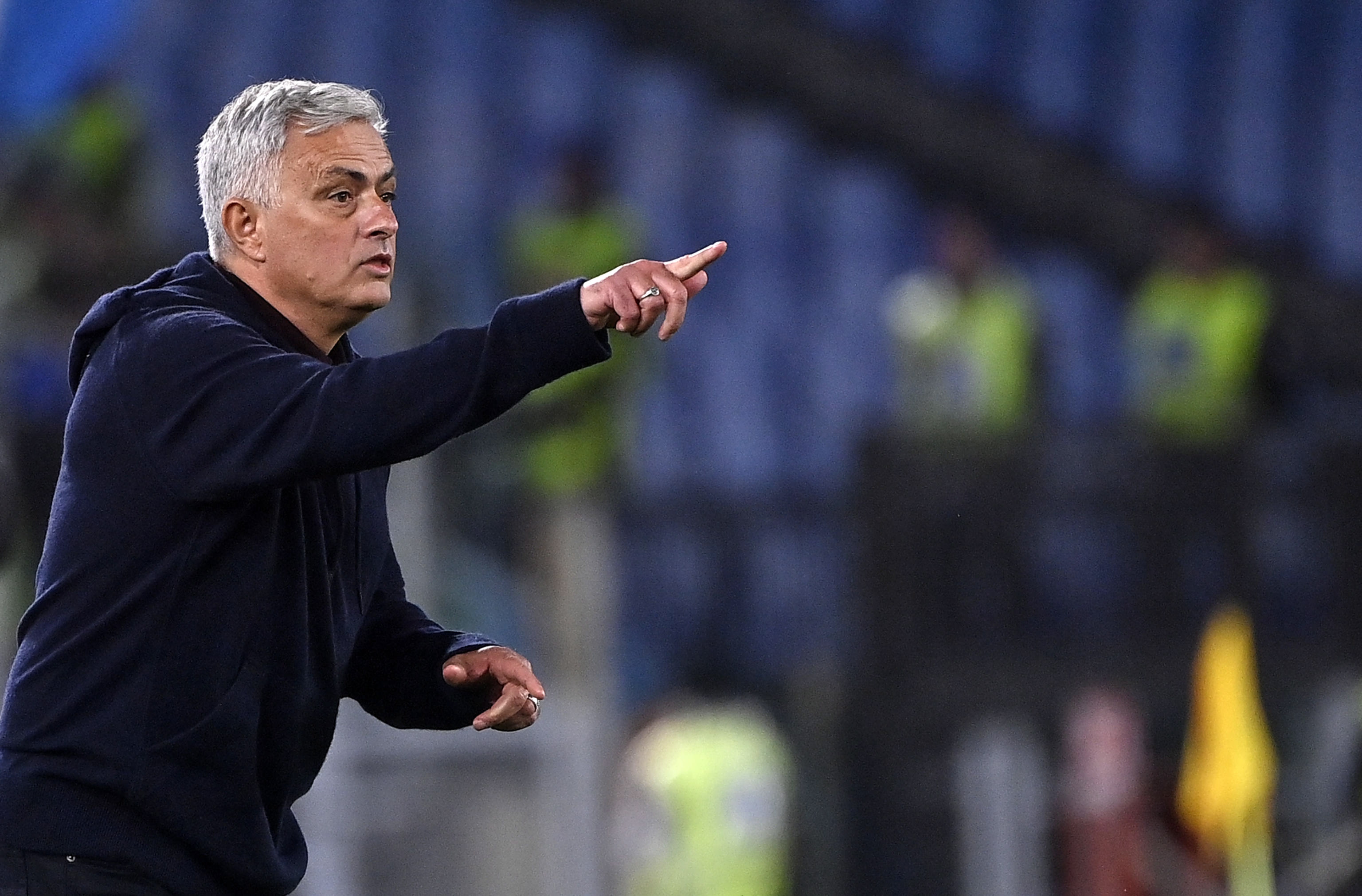 José Mourinho, técnico de la Roma, en el estadio Olímpico. (Foto Prensa Libre: EFE)