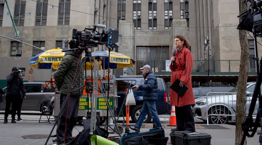 Miembros de los medios de comunicación afuera del Tribunal Penal de Manhattan el 31 de marzo de 2023. (Anna Watts/The New York Times)