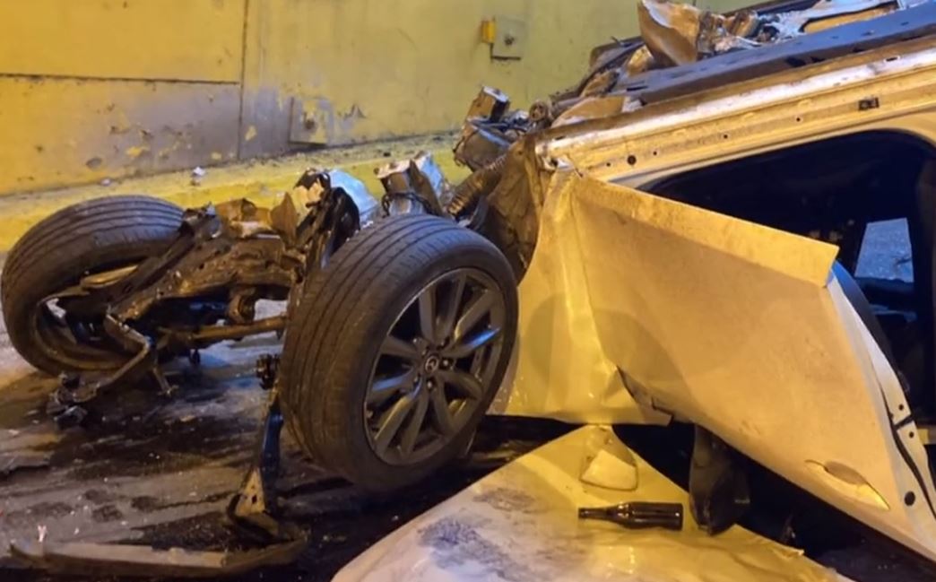 Vehículo destruido en viaducto en zona 10