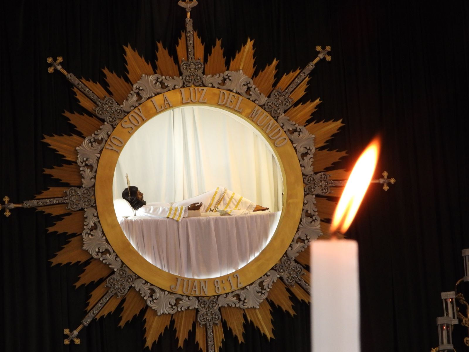 Fotos: Velan al Señor Sepultado de San Felipe de Jesús previo a su cortejo procesional de Viernes Santo'