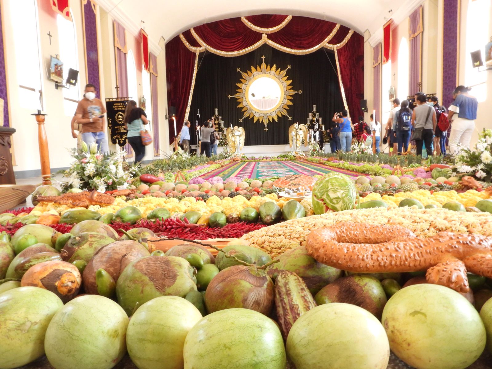 Fotos: Velan al Señor Sepultado de San Felipe de Jesús previo a su cortejo procesional de Viernes Santo'