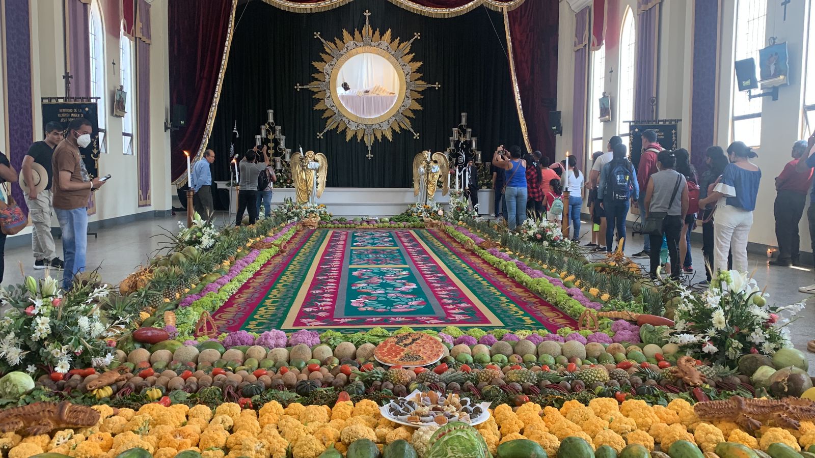 Fotos: Velan al Señor Sepultado de San Felipe de Jesús previo a su cortejo procesional de Viernes Santo'