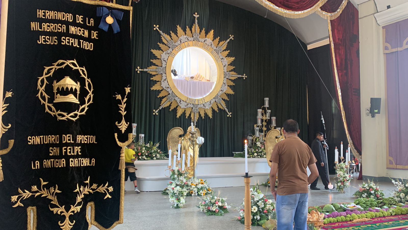 Fotos: Velan al Señor Sepultado de San Felipe de Jesús previo a su cortejo procesional de Viernes Santo'