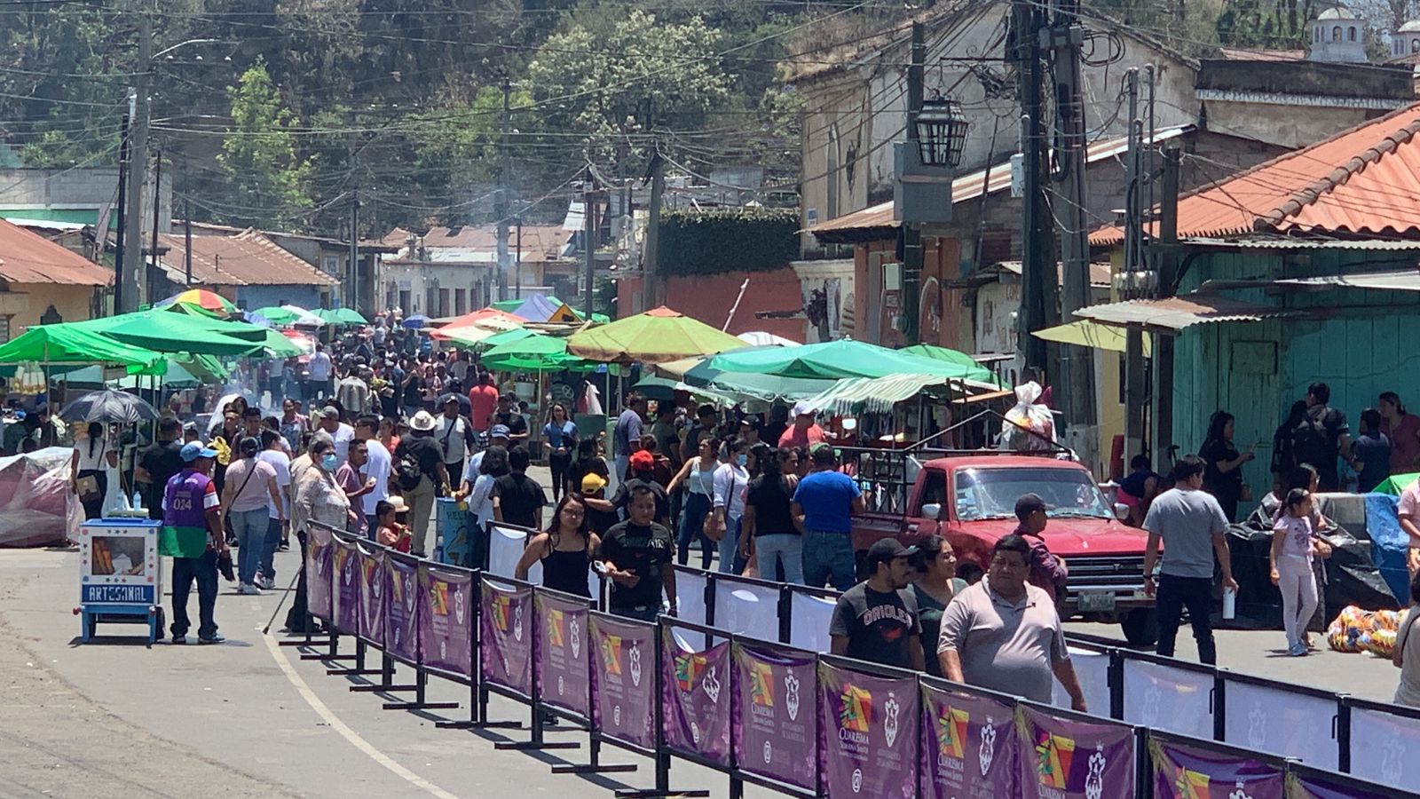 Fotos: Velan al Señor Sepultado de San Felipe de Jesús previo a su cortejo procesional de Viernes Santo'