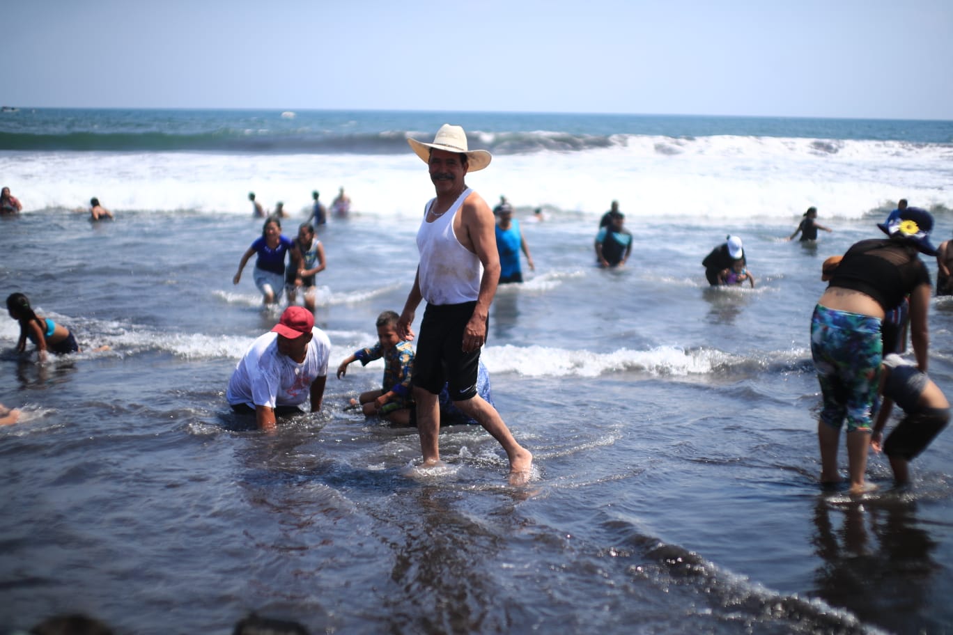 Fotos: Veraneantes abarrotan playa pública del Puerto de San José en el Domingo de Ramos'