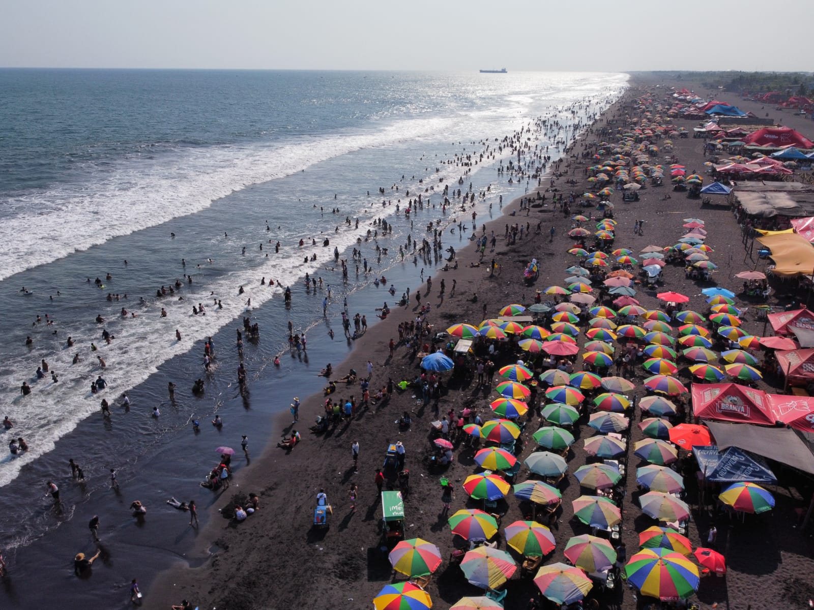 Fotos: Veraneantes abarrotan playa pública del Puerto de San José en el Domingo de Ramos'