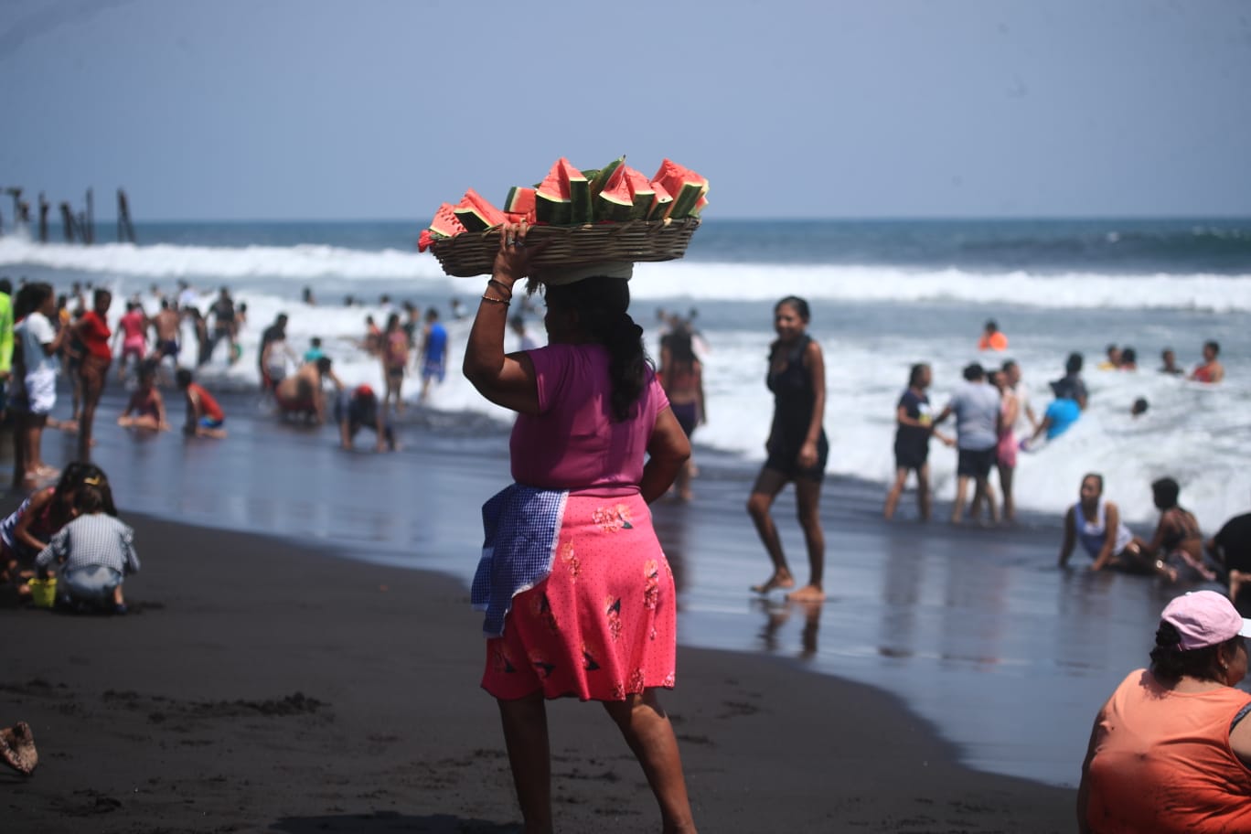 Fotos: Veraneantes abarrotan playa pública del Puerto de San José en el Domingo de Ramos'