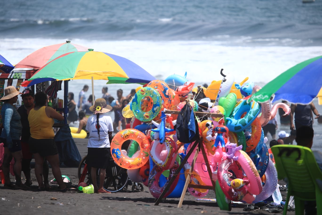 Desde la tarde del sábado cientos de veraneantes abarrotaron la playa pública del Puerto de San José, número que incrementó este Domingo de Ramos'