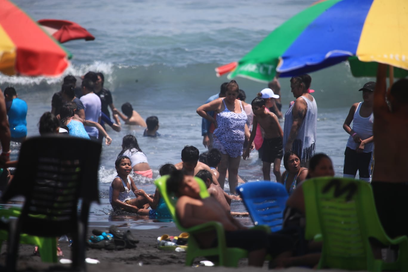 Fotos: Veraneantes abarrotan playa pública del Puerto de San José en el Domingo de Ramos'