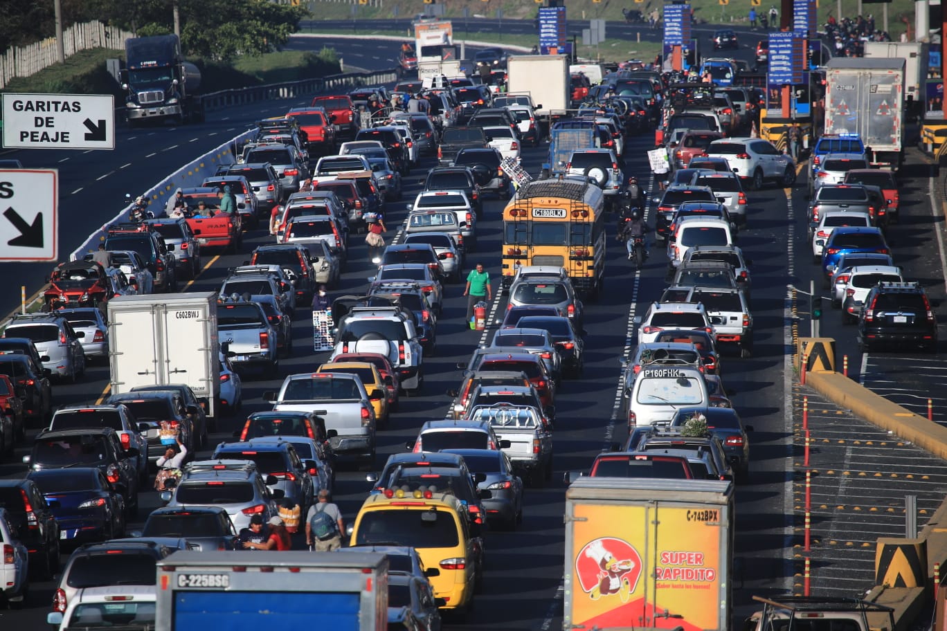 Este Domingo de Ramos algunos turistas locales comenzaron el viaje por las vacaciones de Semana Santa. Fotografía: Prensa Libre (Carlos Hernández).