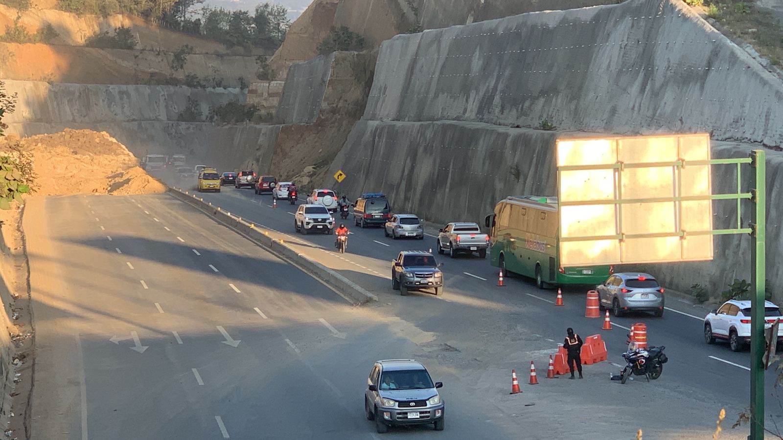 En horas finales de la tarde de este sábado se habilitaron los carriles rumbo a la capital en el libramiento de Chimaltenango. (Foto Prensa Libre: Emy Sánchez)