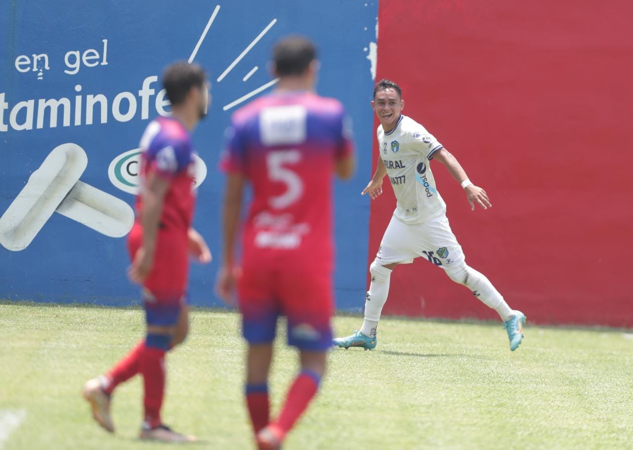 Diego Santis celebra su anotación en el triunfo de Comunicaciones frente a Iztapa. (Foto Prensa Libre: Douglas Suruy).