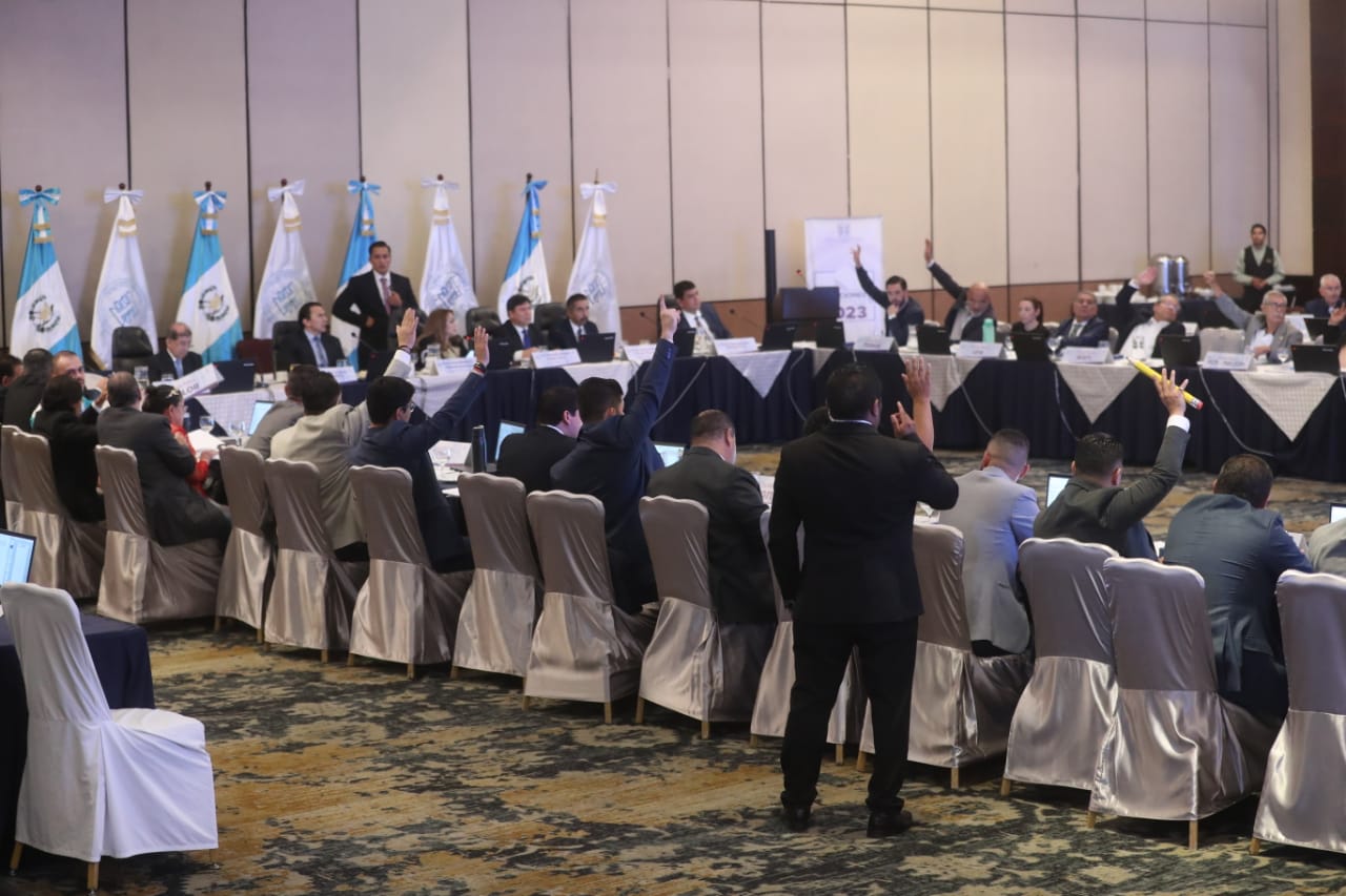 Fiscales de partidos políticos durante una votación con autoridades del TSE para definir las boletas de las elecciones generales. Fotografía: Prensa Libre (Erick Avila). 