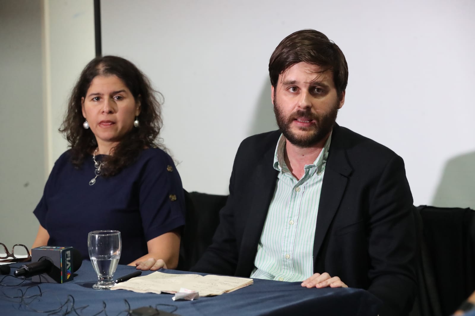 Carolina Jiménez, Presidente de La Oficina en Washington para Asuntos Latinoamericanos -WOLA- y Juan Pappier, Subdirector en funciones para las Américas de Human Right Watch. (Foto Prensa Libre: Elmer Vargas)