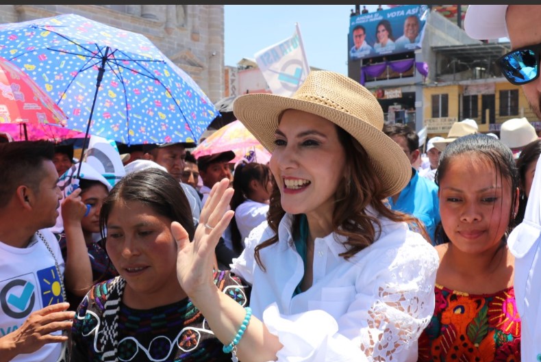 Zury Ríos ingresa al parque central de Joyabaj, Quiché, (Foto Prensa Libre: Héctor Cordero)