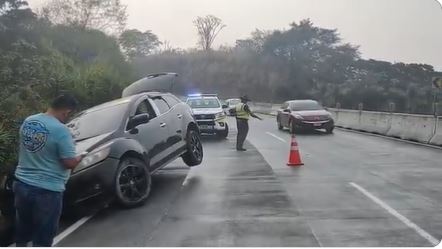 El asfalto mojado provocó que varios vehículos se accidentarán. (Foto Prensa Libre: Provial)