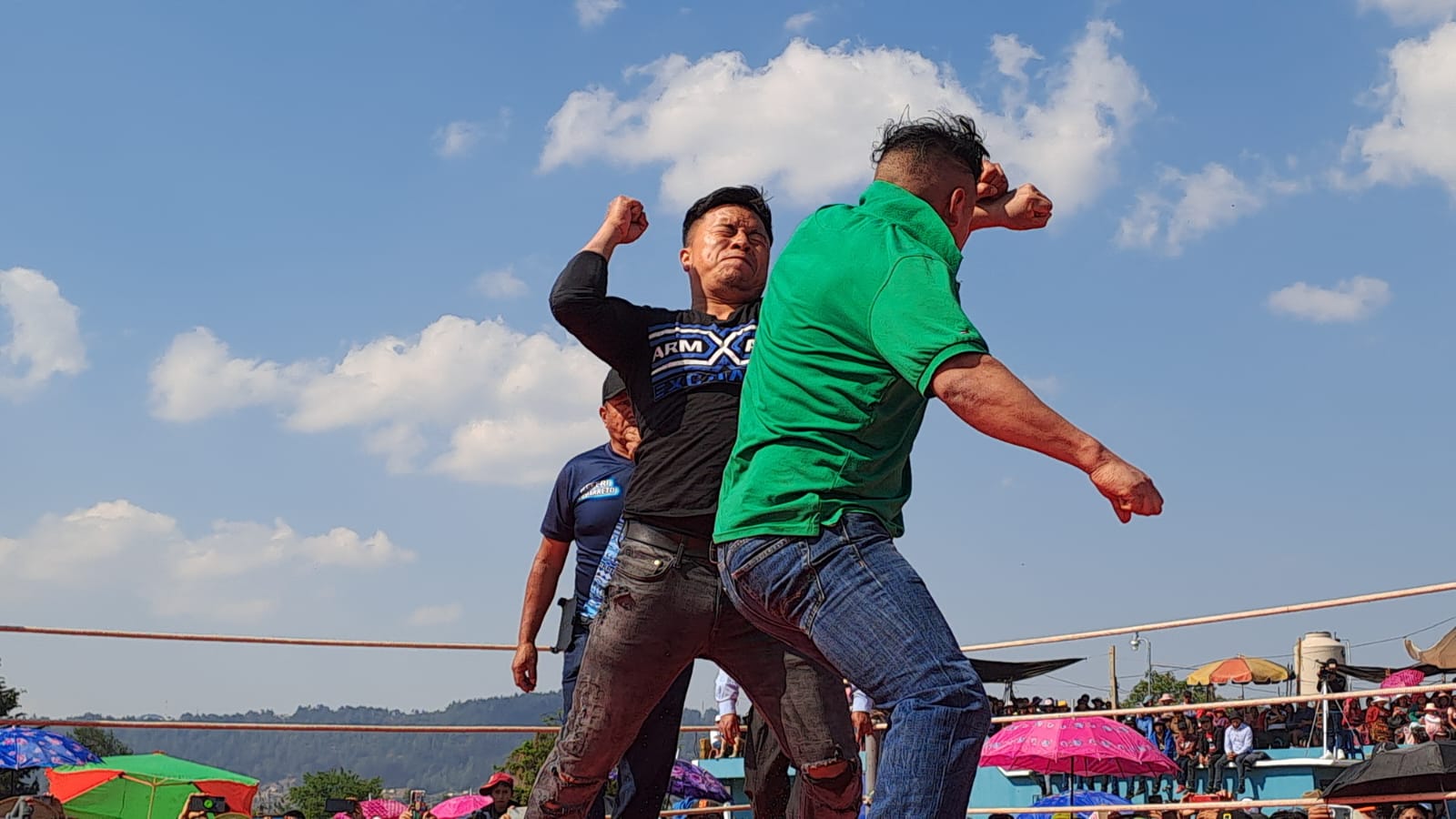 Las reglas del combate son claras: solo se valen puñetazos, están prohibidas las patadas, y los abrazos, así como tomar por el cuello al contrincante o golpearlo mientras está en el suelo. (Foto Prensa Libre: Mynor Toc) 