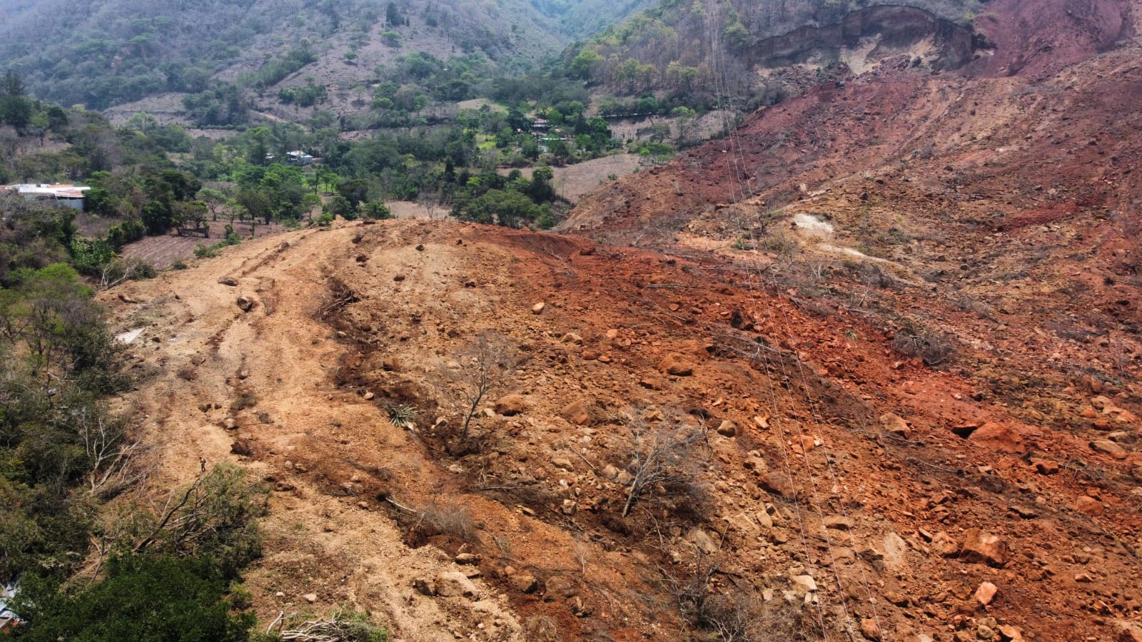 Deslave en la aldea Las Minas, Casillas, Santa Rosa. (Foto Prensa Libre: María José Bonilla)