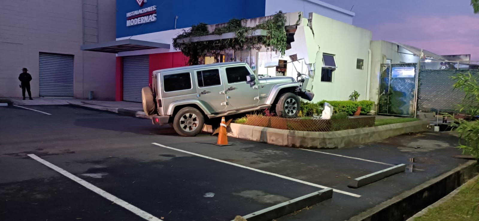 El Inacif confirmó que el piloto de este vehículo correspondía al nombre de Otoniel de Jesús Ralda Ventura, de 43 años, La causa de muerte fue por heridas por proyectil de arma de fuego. (Foto Prensa Libre: Hemeroteca PL).