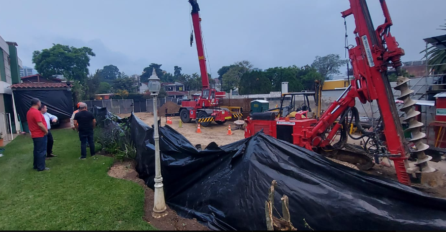 Técnicos de Conred determinaron que una construcción afectó el muro de la vivienda. Fotorafía: Conred.