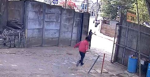 Sicarios huyen luego de matar al propietario de un parqueo en la colonia El Paraíso 1, zona 18. (Foto Prensa Libre: captura de video)