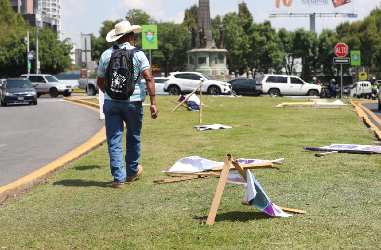 Propaganda política que ha sido destruida en distintos puntos de la capital de Guatemala. (Foto Prensa Libre: Erick Ávila)