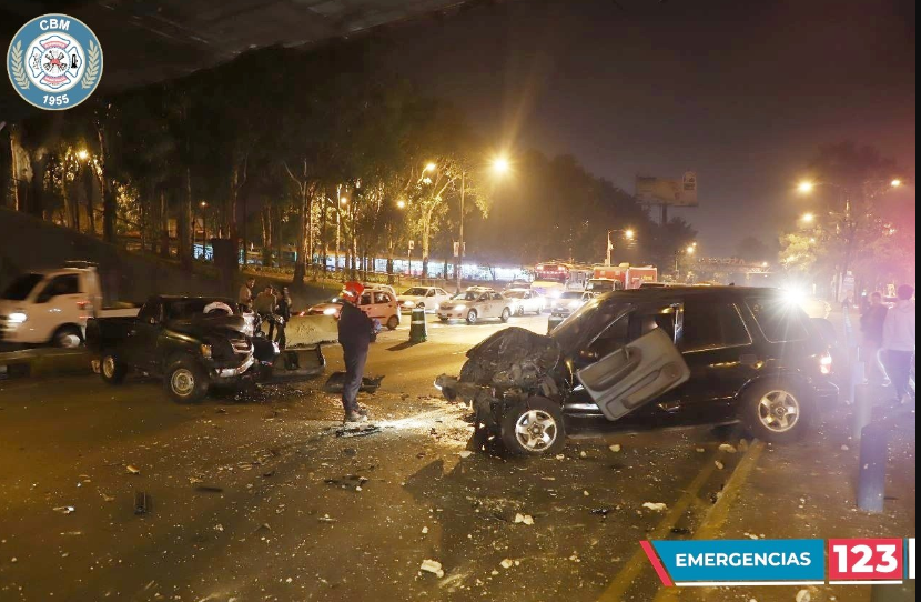 Fue necesario que los dos conductores fueran movilizados a un centro asistencial. Fotografía: Bomberos Municipales. 