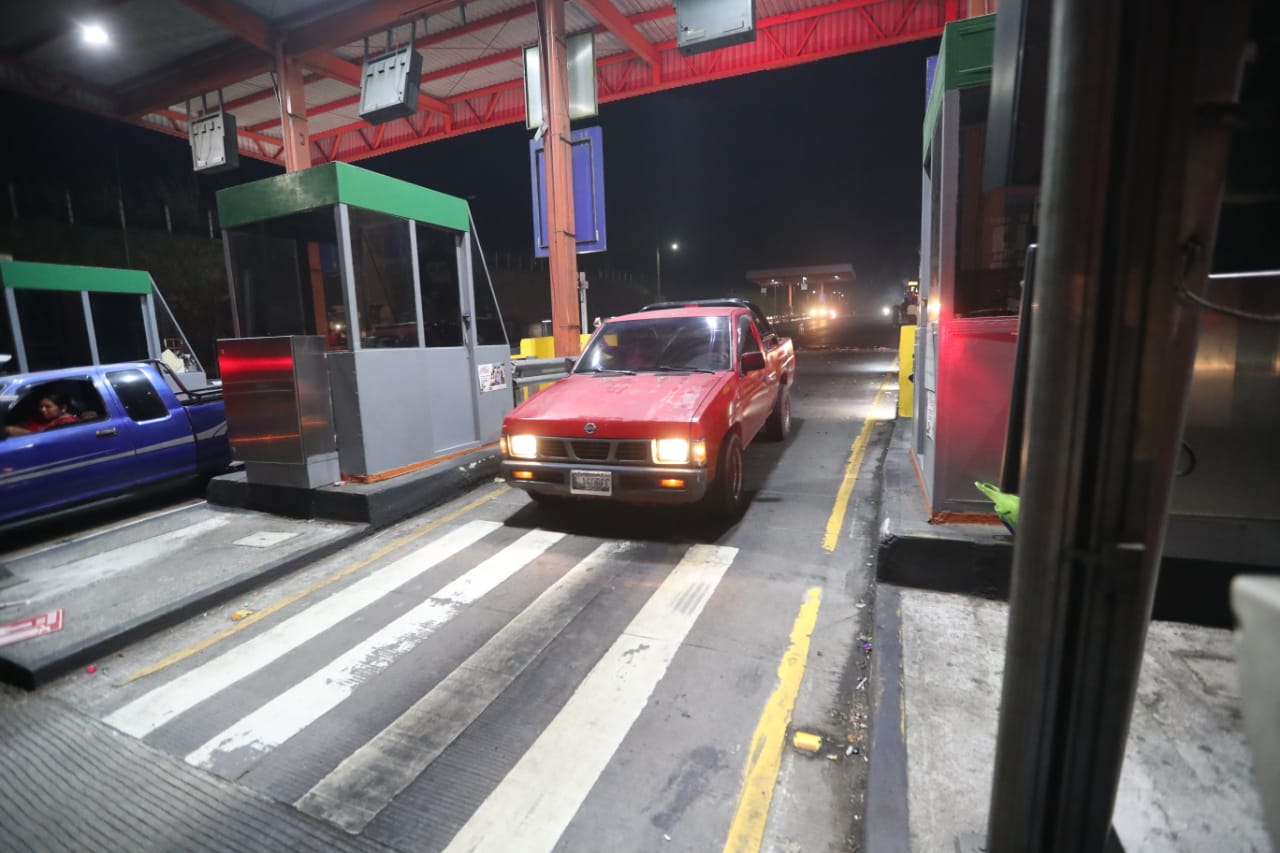 Momento en que los autos comenzaron a pasar por la autopista sin tener que pajar por hacerlo. Fotografía: Prensa Libre (Erick Avila). 