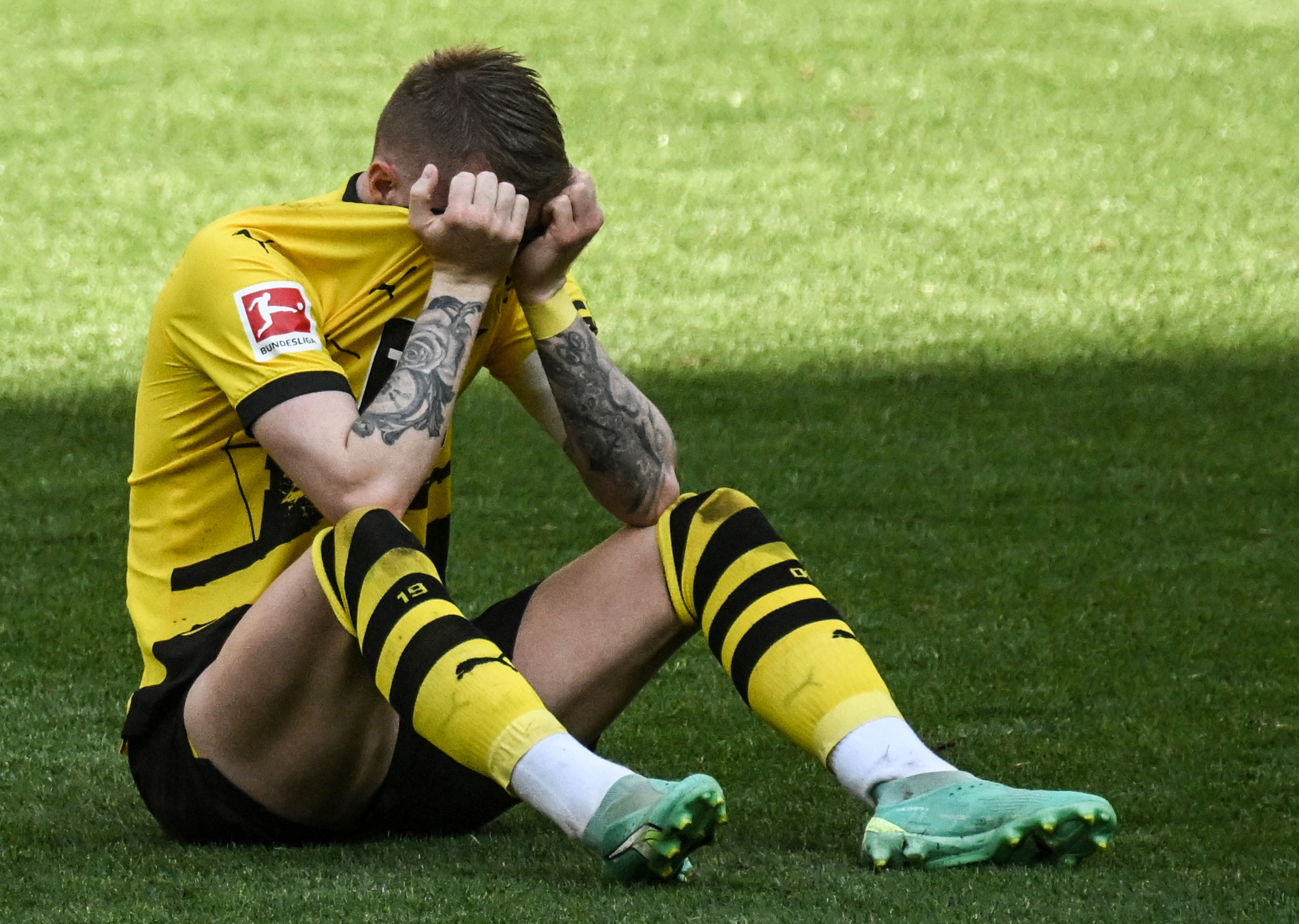 Marco Reus se lamenta al perder la Bundesliga en la última fecha