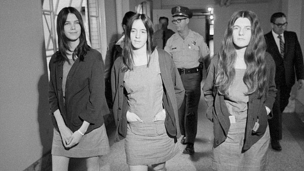 Leslie van Houten (izq.), era la discípula más joven del clan Manson. Getty Images