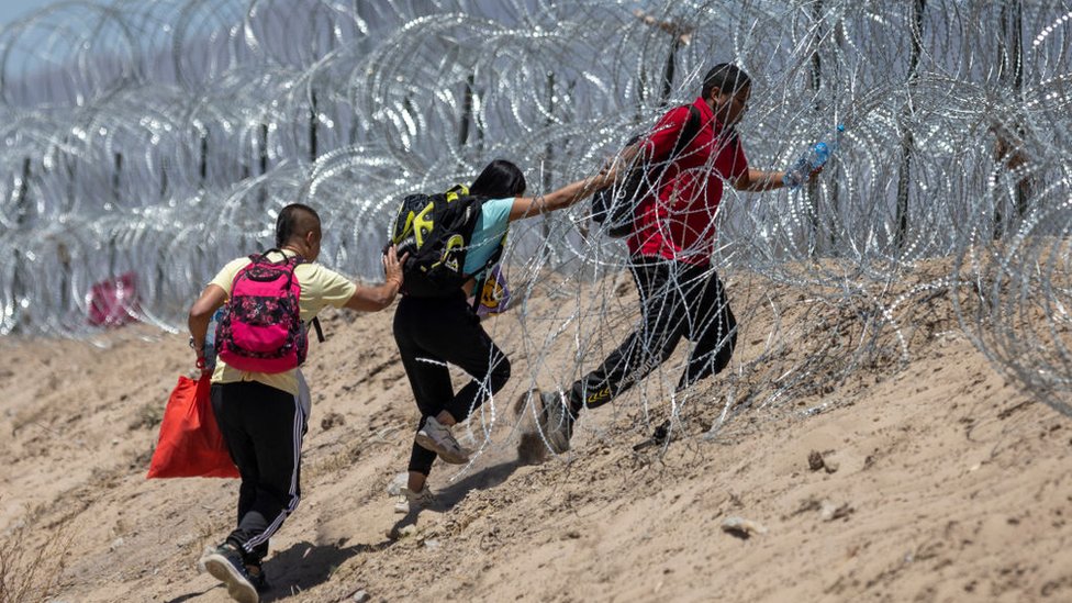 Cruzar la frontera entre México y Estados Unidos es un riesgo que miles decidieron tomar en las últimas semanas, antes del fin del Título 42. (AFP)