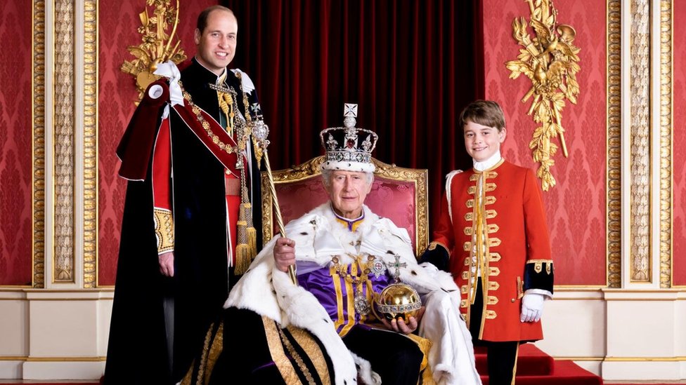 El rey Carlos III junto a su hijo y su nieto en el Palacio de Buckingham.