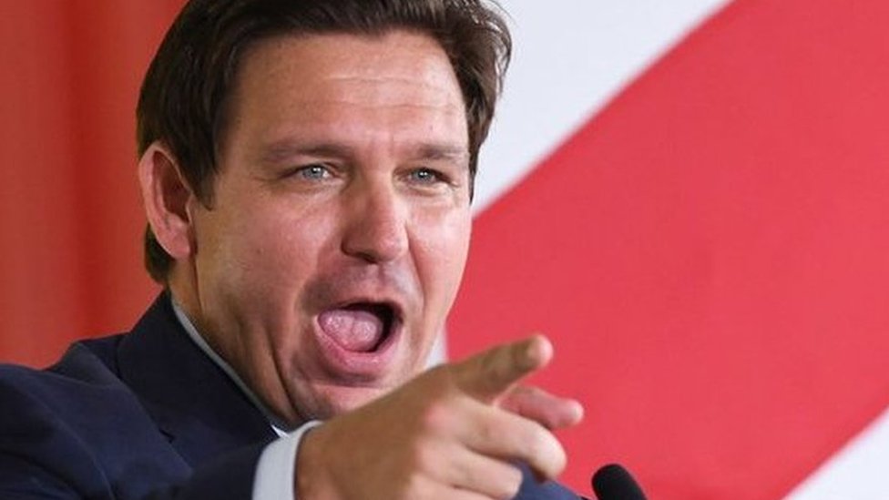 Ron DeSantis es una figura emergente en el Partido Republicano y aliado de Donald Trump.