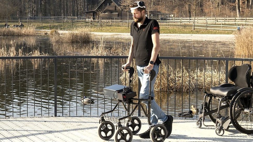 Poco después de la inserción de los implantes, Gert-Jan pudo pararse y caminar. (WEBER GILLES)