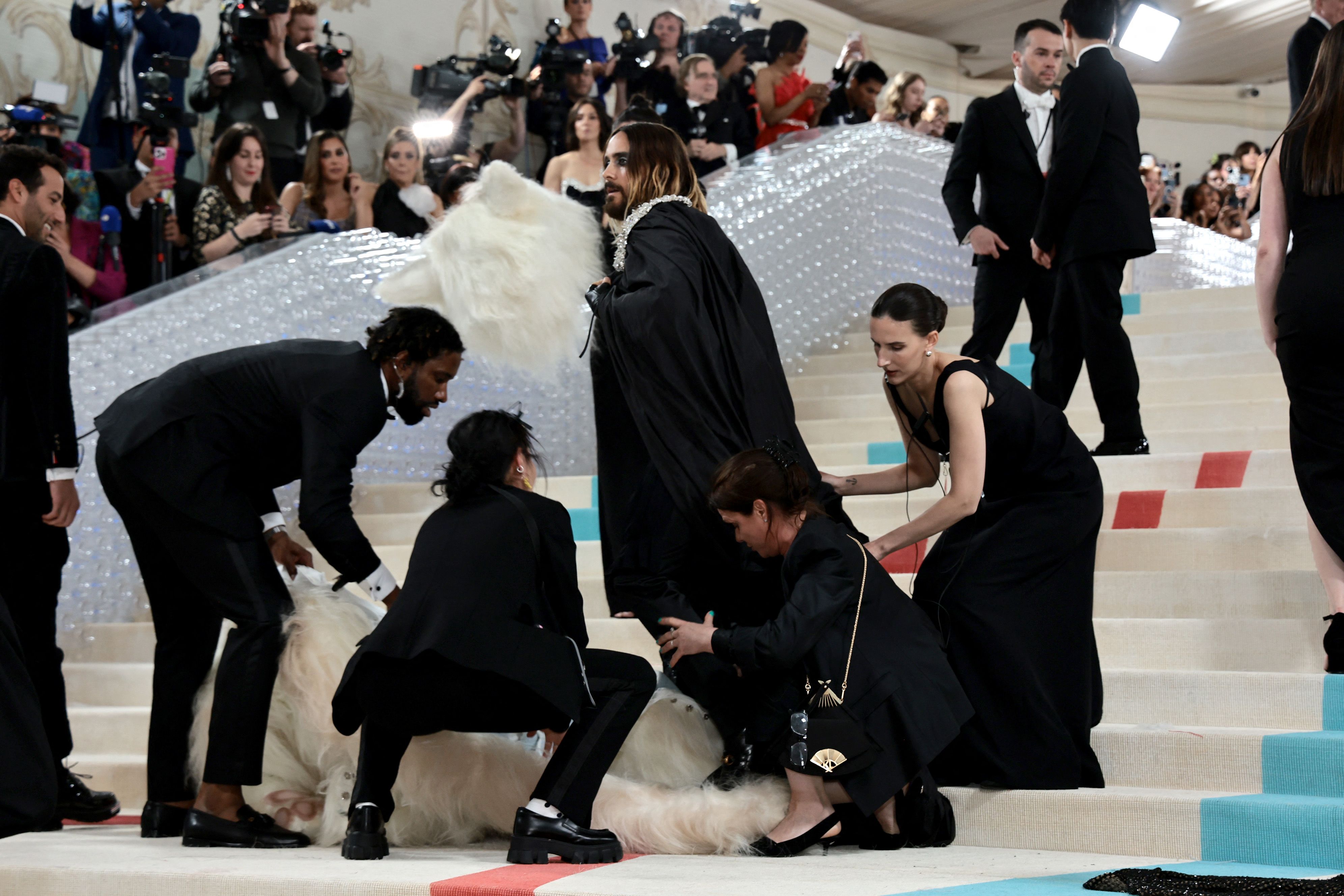 Fotos: Jared Leto se vuelve centro de atención en el Met Gala al disfrazarse de gato y estas fueron las reacciones'