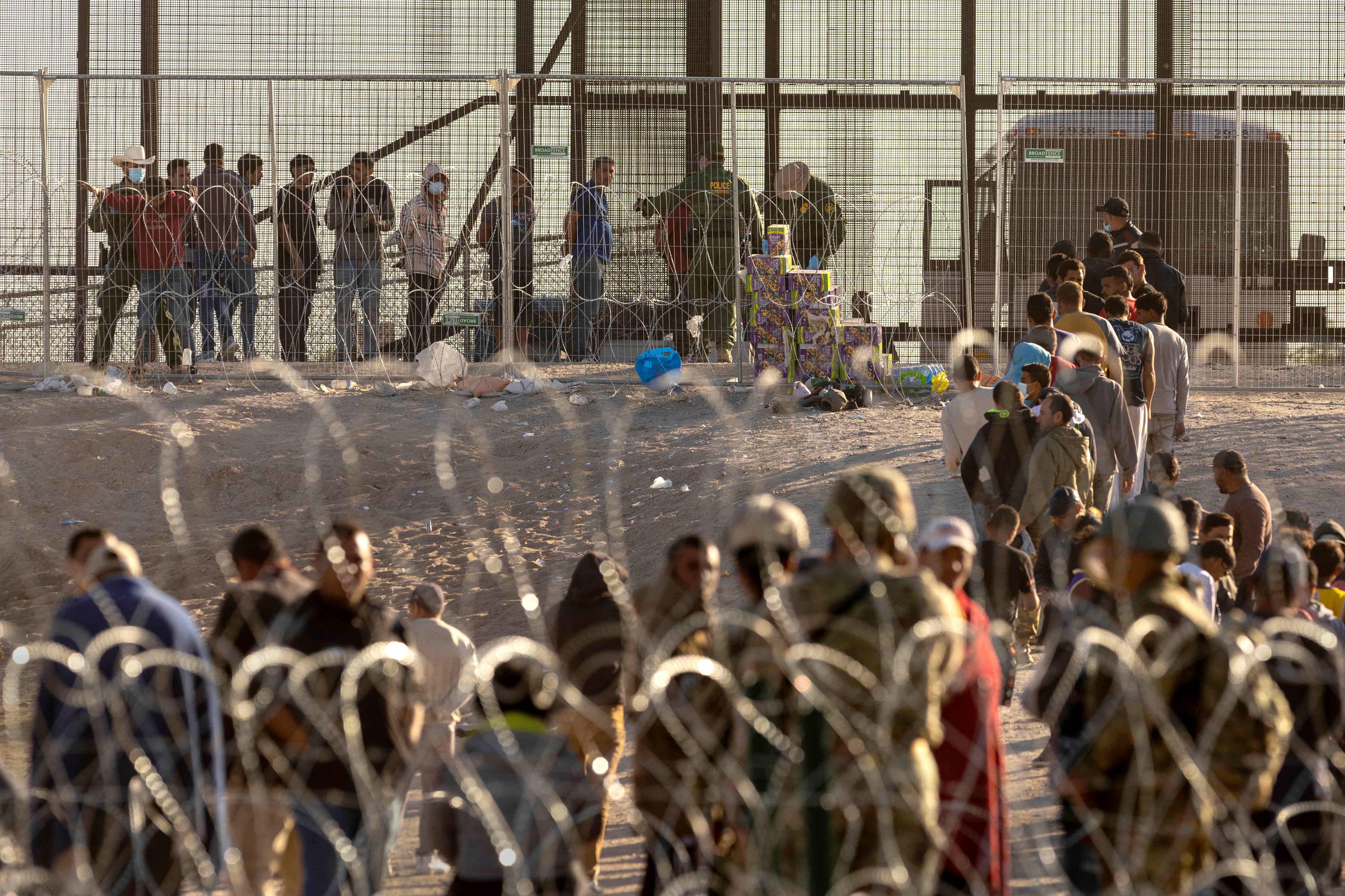 Tras la expiración del Título 42, entro en vigencia una política de antaño para regular el paso en la frontera sur de los Estados Unidos. (Foto Prensa Libre: AFP)