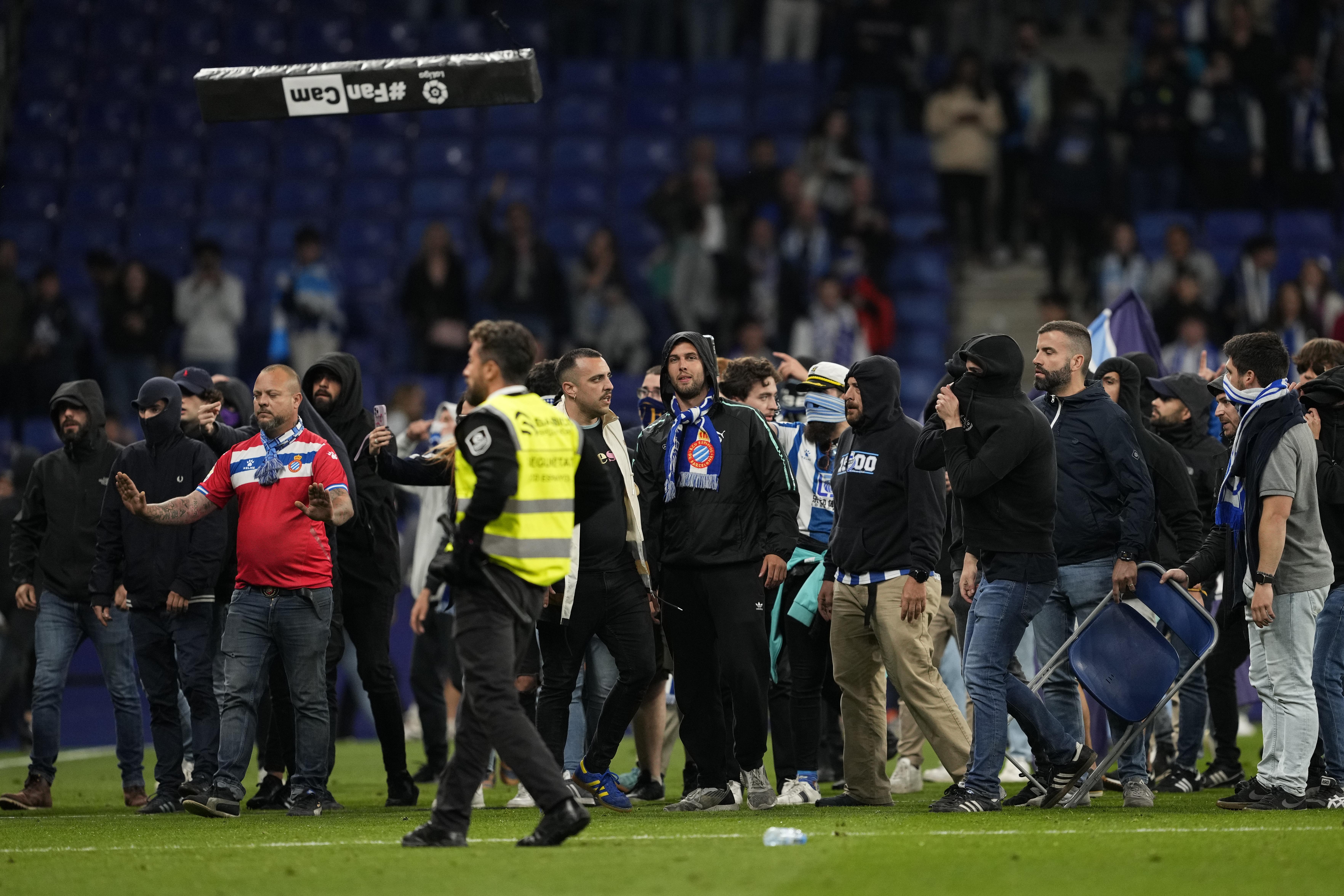 Cientos de aficionados invaden el campo al término del partido que el RCD Espanyol y el FC Barcelona han disputado este domingo en el RCDE Stadium de Cornellá de Llobregat (Barcelona). Foto Prensa Libre (EFE)