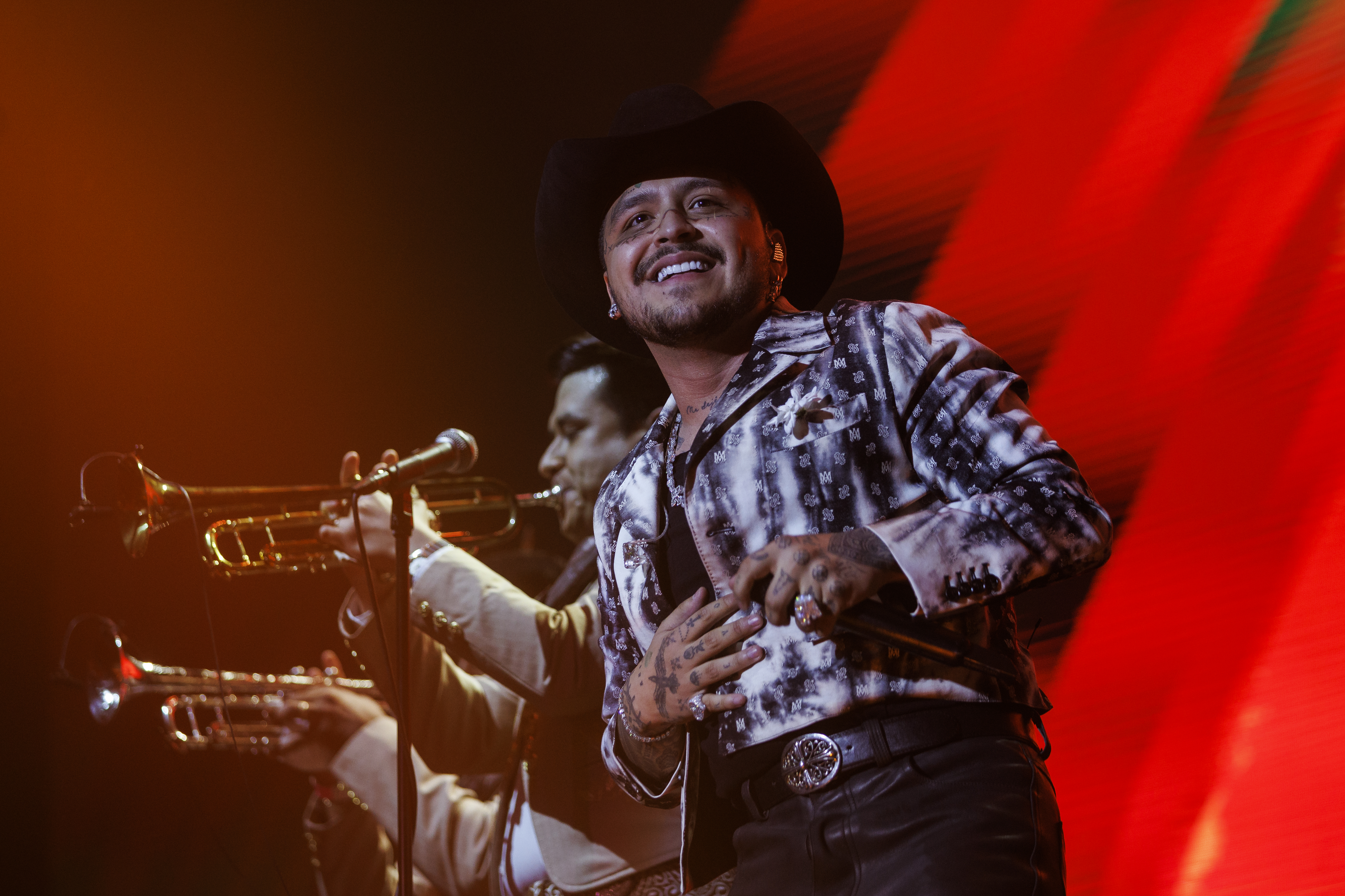 Los fans de Christian Nodal corearon el nombre de Cazzu durante uno de sus conciertos