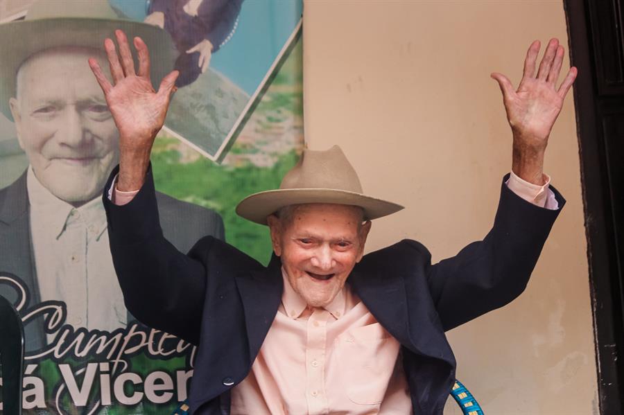 El hombre más viejo del mundo celebra sus 114 años de edad en su estado natal de Venezuela