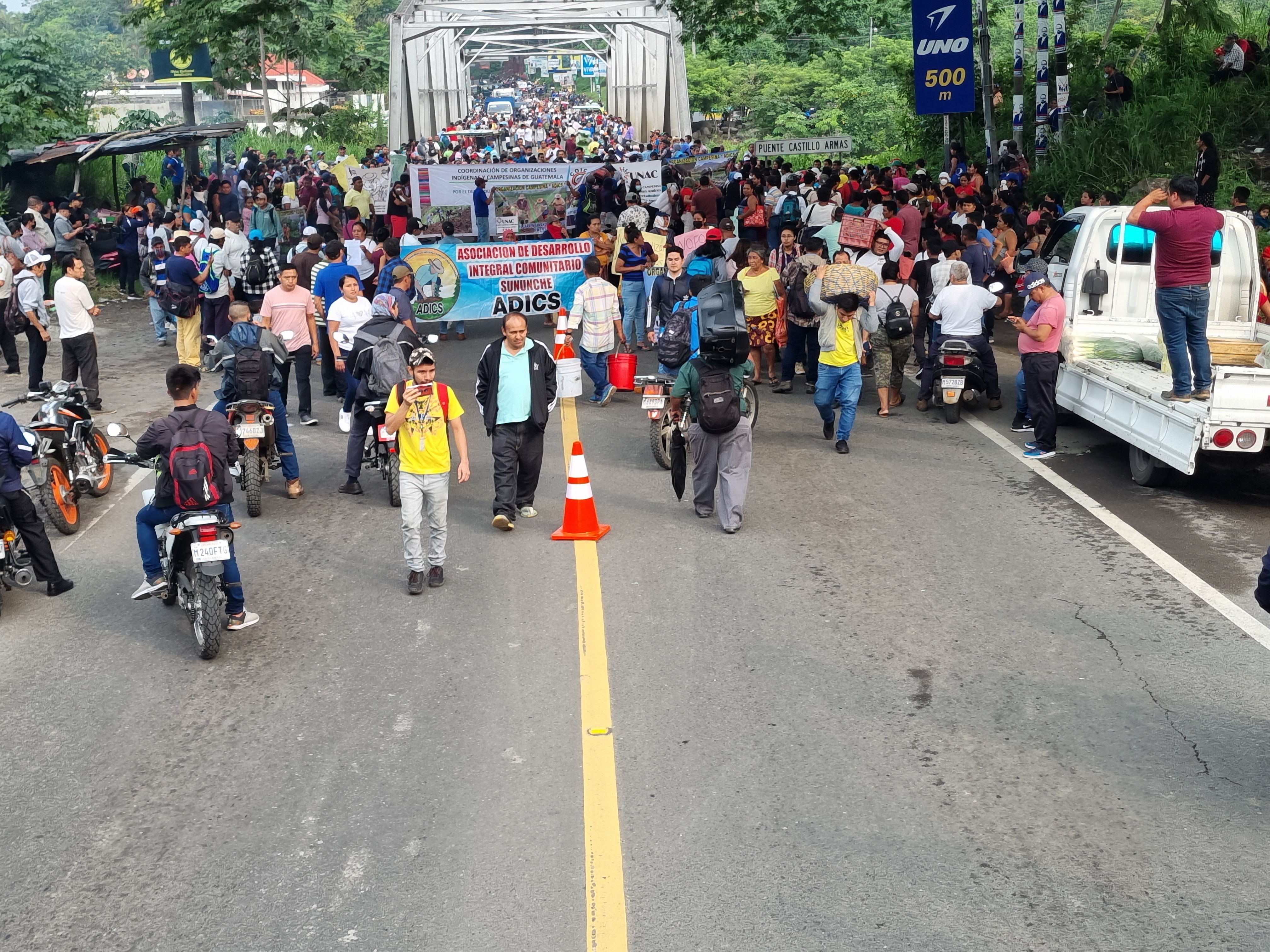 Campesinos mantienen bloqueado el paso vehicular en el km 178.5 de la ruta CA-2 Occidente, Santa Cruz Muluá, Retalhuleu, en el puente conocido como El Zarco. (Foto Prensa Libre: Victoria Ruiz)