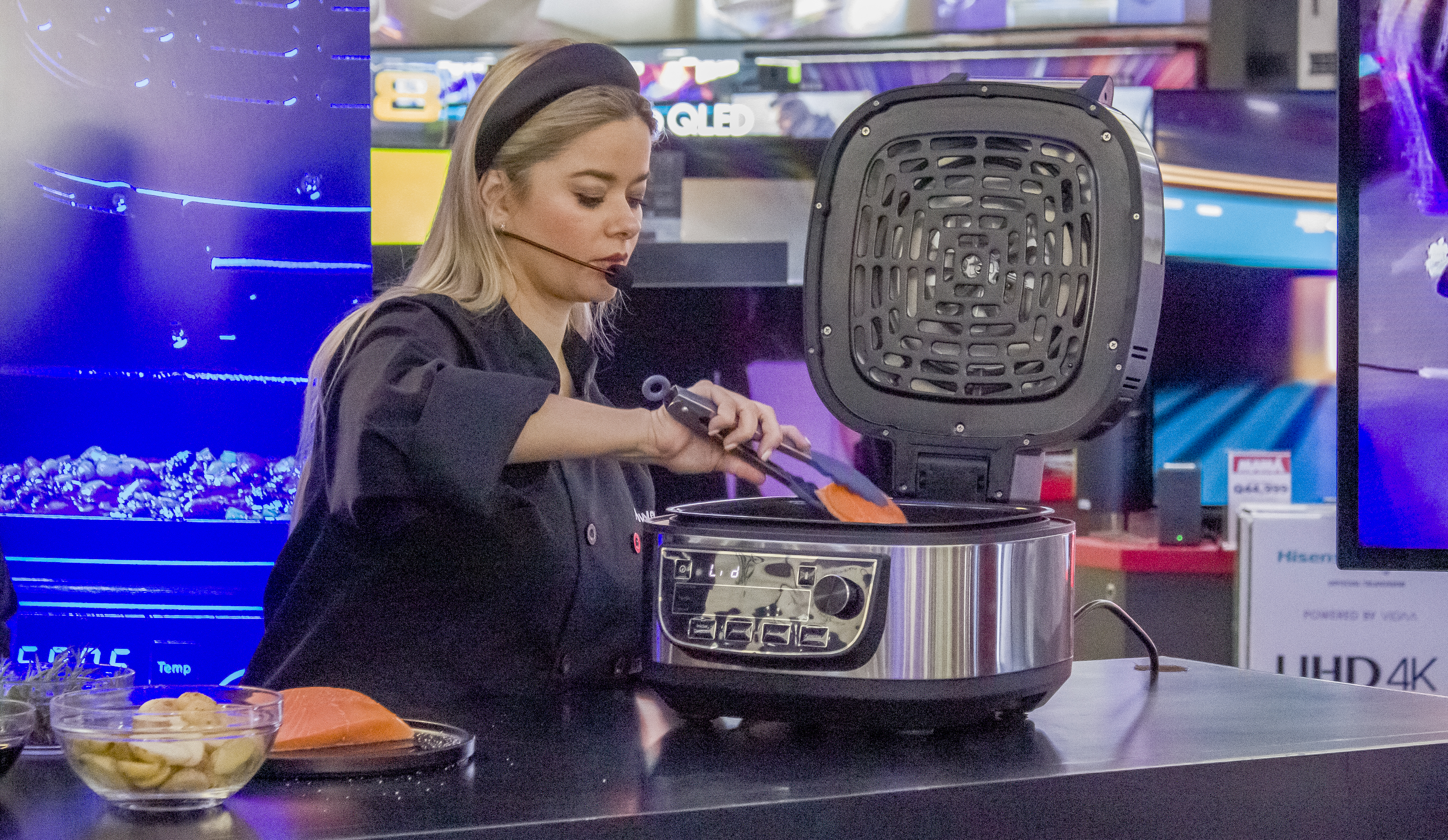 La chef Catherine Lemoine, muestra como MAX trae el poder a las manos de los guatemaltecos con lo nuevo de las freidoras PowerXL. Foto Prensa Libre: Cortesía Gabriela Santisteban