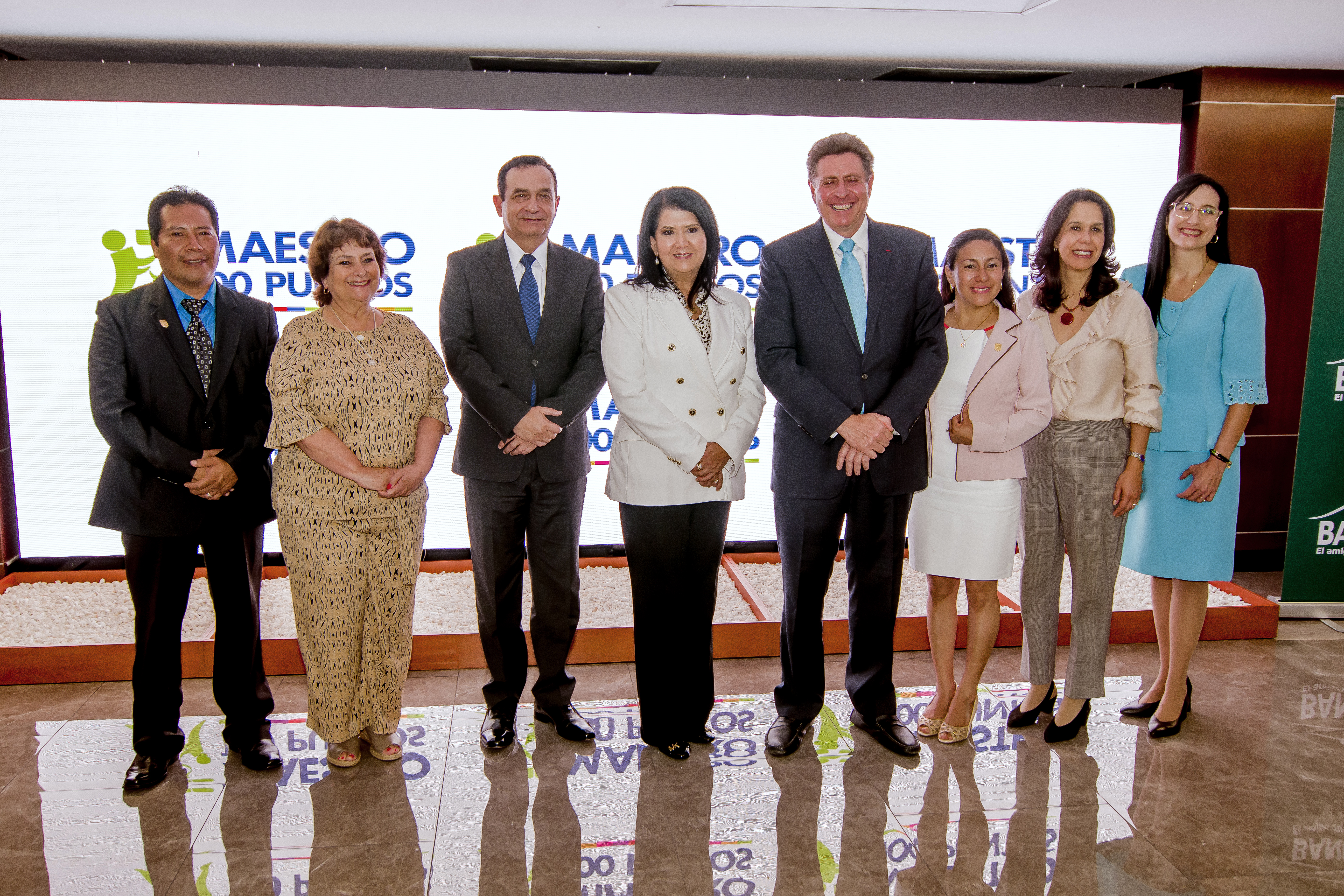 Directivos del Premio Maestro 100 Puntos, de Banrural y maestros invitados, dieron a conocer detalles de la decimo octava edición. Foto Prensa Libre: Sergio Muñoz