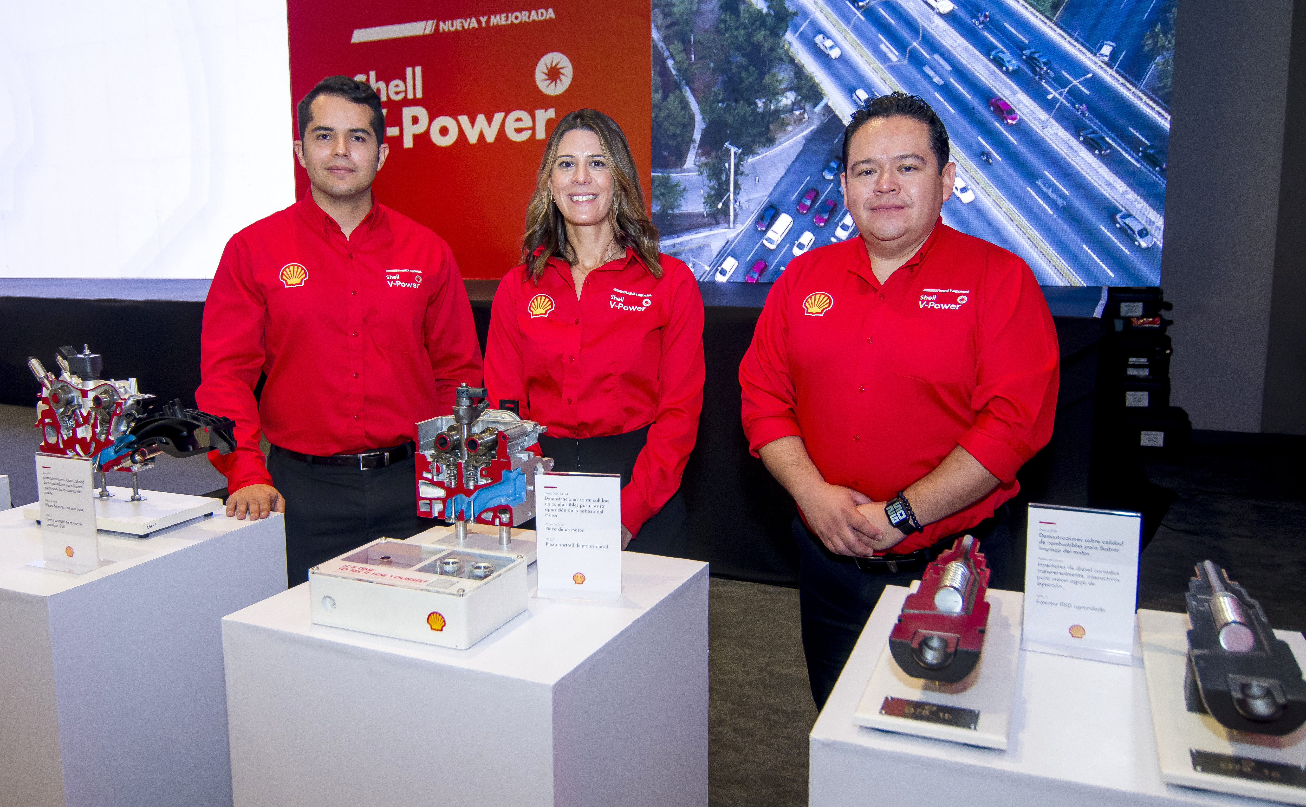 Luis Alayón, científico de Combustibles de Shell Global Solutions en Shell Technology Center de Hamburgo; María Rodríguez-Moyá, científica de Combustibles de Shell Global Solutions en Shell Technology Center de Houston; y Francisco González, jefe de Marca Shell. Foto Prensa Libre: Sergio Muñoz