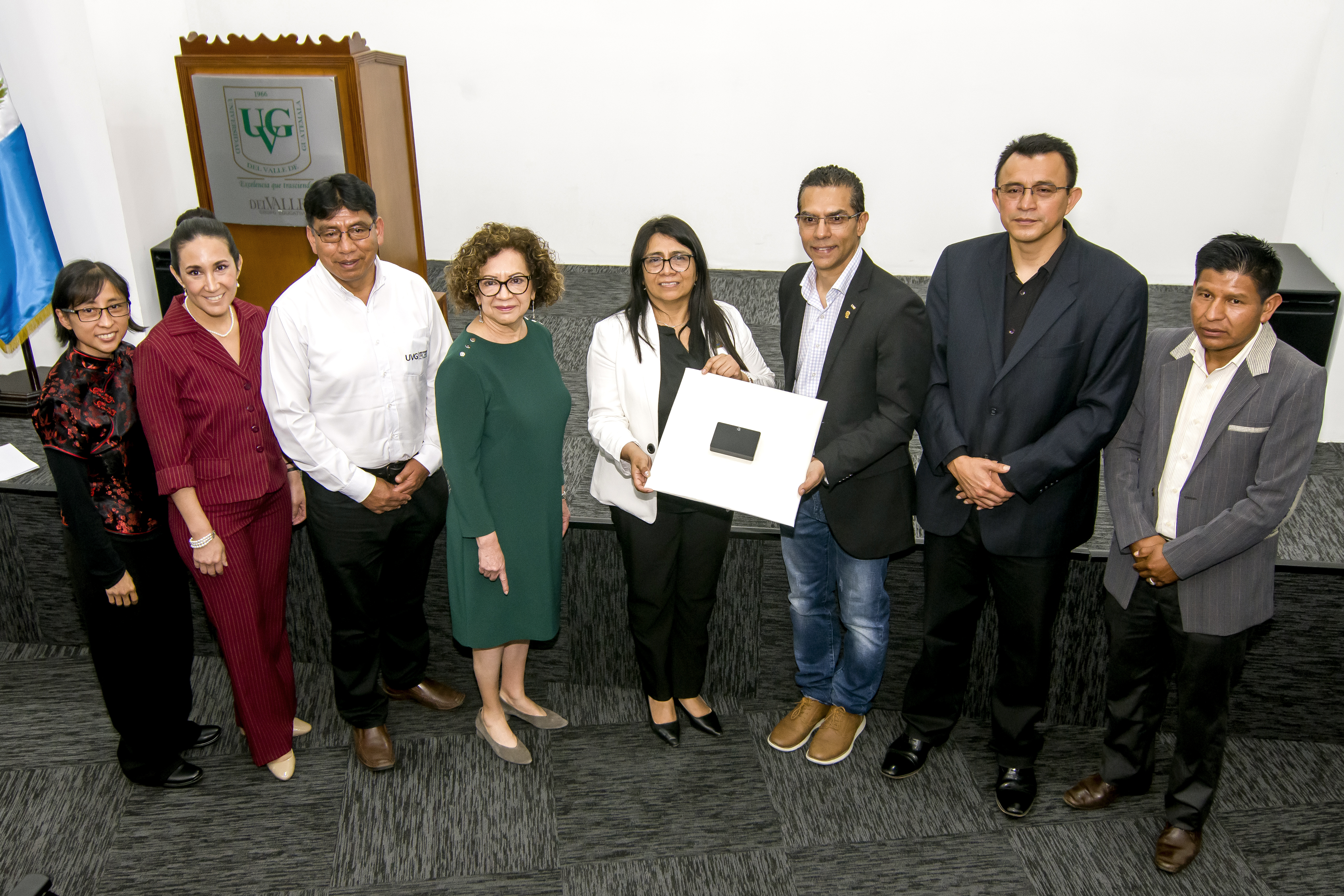 Autoridades de la Universidad del Valle de Guatemala, del Ministerio de Educación y maestros invitados. Foto Prensa Libre: Sergio Muñoz